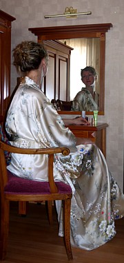 шелковое японское кимоно - дорогой подарок женщине