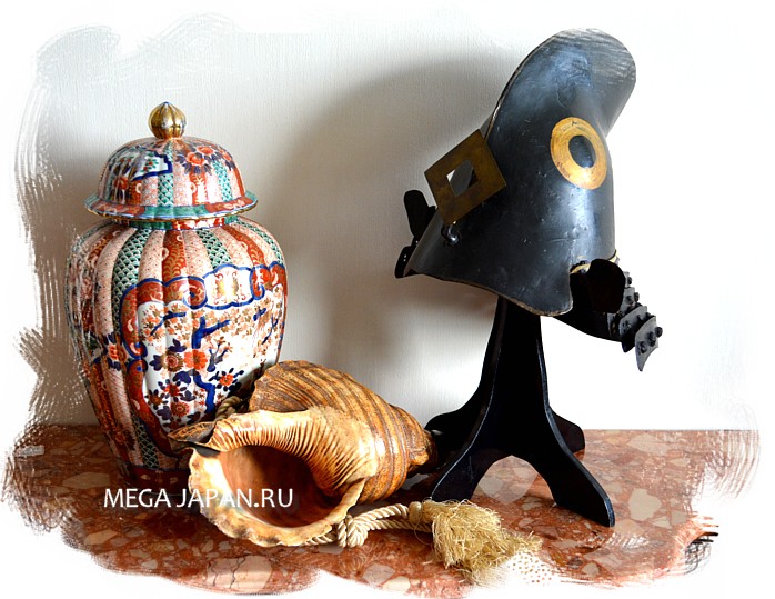 самурайский  шлем начала эпохи Эдо, хорогай и антикварная фарфоровая ваза