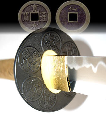 на гарде японского меча изображение каней-цухо золотые монеты эпохи Эдо