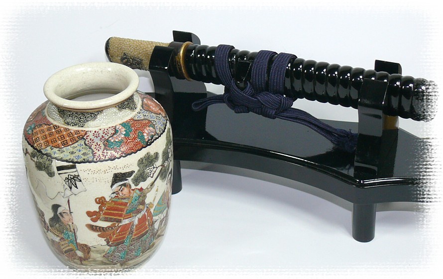 японское искусство: кинжал танто эпохи Камакура и фарфоровая ваза с самурайским сюжетом