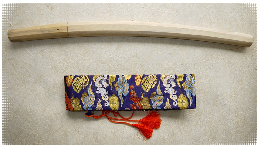 сая японского меча и шелковый чехол для хранения меча