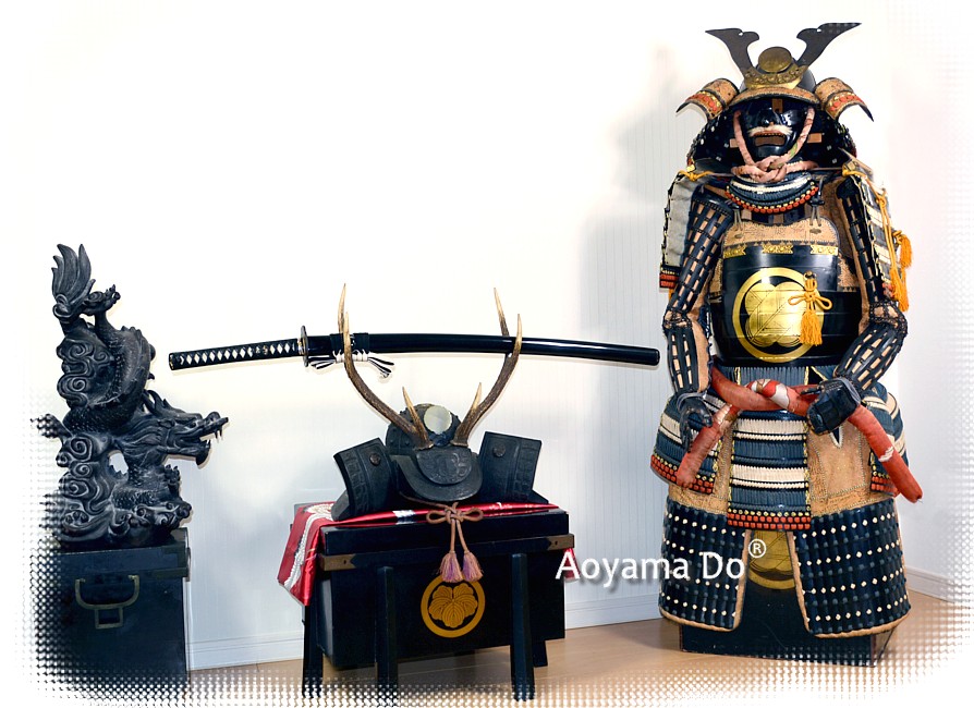 коллекция мечей, ножей и кинжалов, японский интерьер