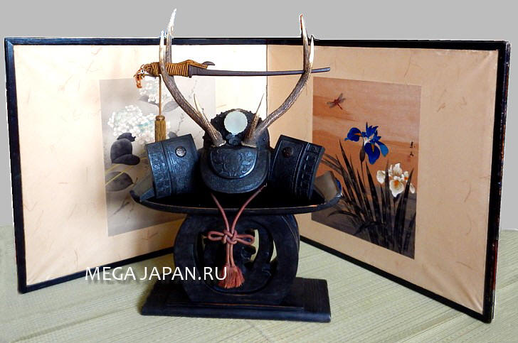 подставка резная в виде самурайского шлема кабуто для японских мечей