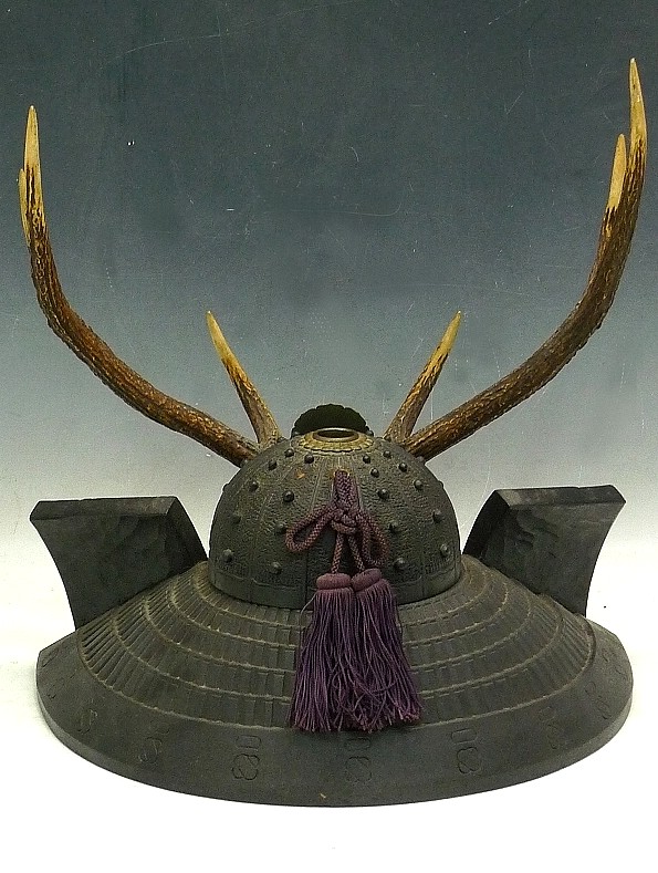 подставка резная для двух мечей в форме самурайского шлема кабуто, Япония, 1900-е гг., эпоха Мэйдзи