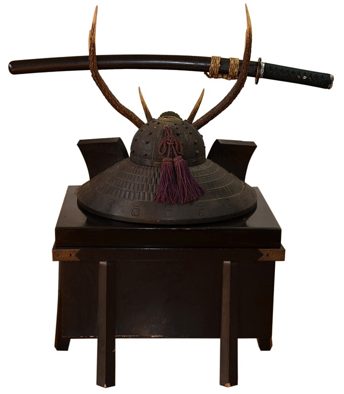 японская резная  подставка для  мечей в форме самурайского шлема, эпоха Мэйдзи