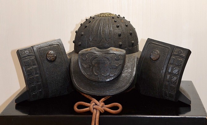 японское искусство:  подставка для одного или двух мечей в форме самурайского шлема, эпоха Мэйдзи