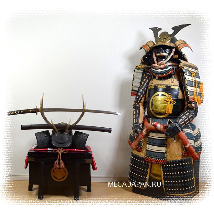 японская подставка для меча в форме самурайского шлема КАБУТО и доспехи самурая