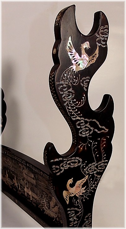 Японская антикварная резная подставка, роскошно украшенная перламутром