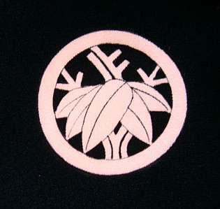 герб самурайского клана на мужском шелковом кимоно