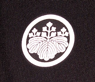 самурайский герб на мужском кимоно