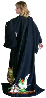 японское традиционное женское шелковое кимоно с вышивкой  