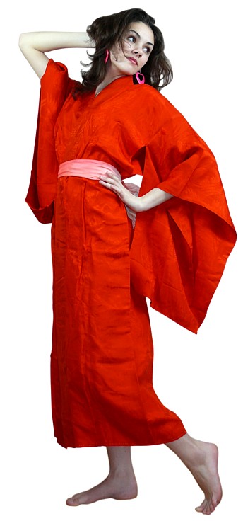 японское кимоно из алого шелка