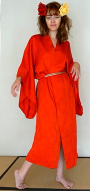 японское старинное кимоно из алого шелка