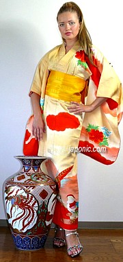 японское женское кимоно из шелка с ручной вышивкой