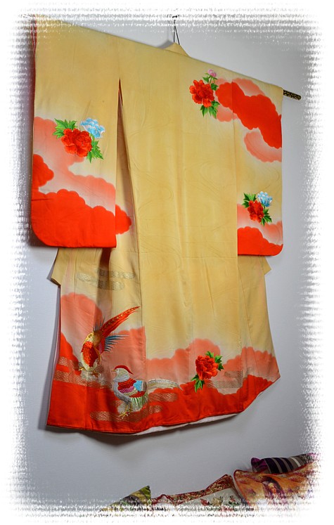 японское шелковое кимоно с вышивкой и росписью