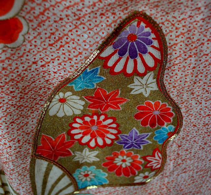 деталь росписи и вышивки на ткани японского женского кимоно