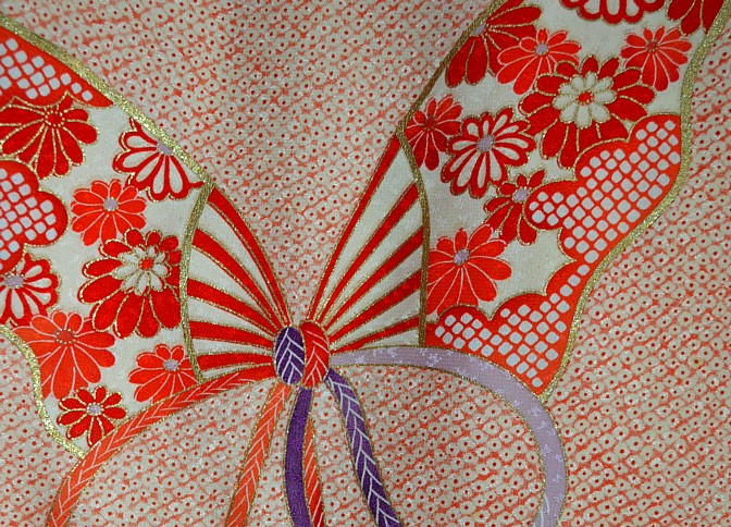 деталь росписи на ткани японского женского кимоно