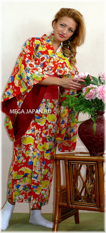 японский винтаж:  шелковое кимоно молодой девушки с ярким рисунком
