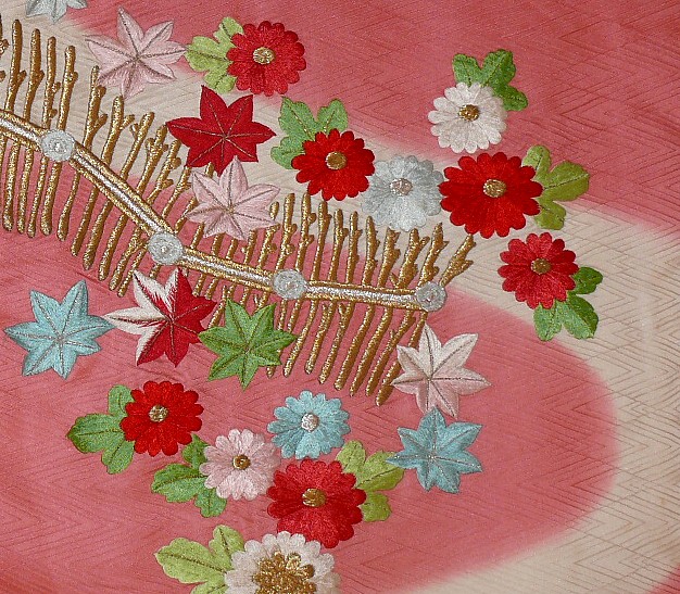 деталь вышивки на кимоно