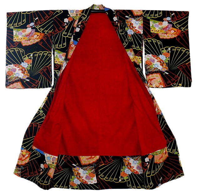 японское традиционное женское кимоно из шелка