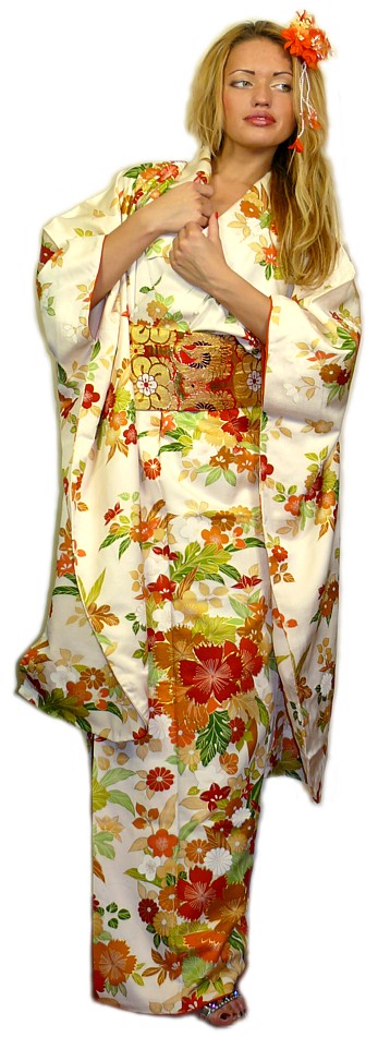 японское шелковое кимоно с авторским рисунком и вышивкой
