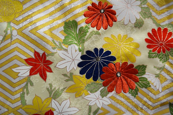 роспись и вышивка на японском шелковом кимоно
