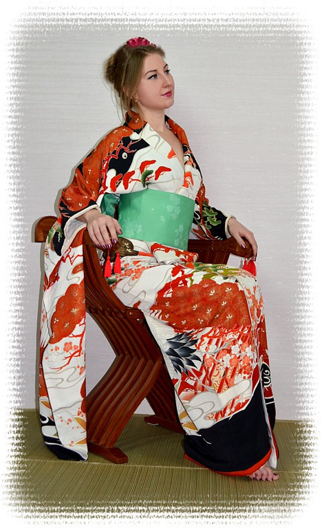 японское антикварное шелковое кимоно с авторским рисунком и вышивкой, 1920-е гг.