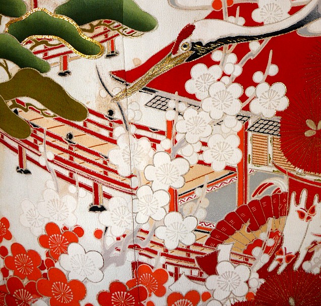 деталь авторского рисунка и вышивки ткани японского шелкового кимоно