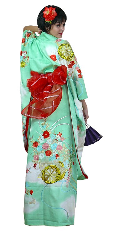японское шелковое кимоно с вышивкой